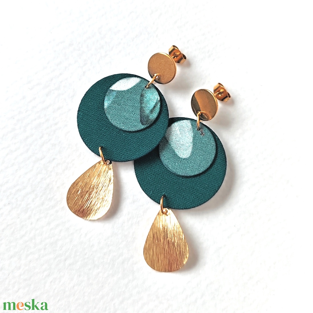 Pasztell türkiz textilfülbevaló aranyozott nemesacél kiegészítőkkel - ékszer - fülbevaló - lógó fülbevaló - Meska.hu