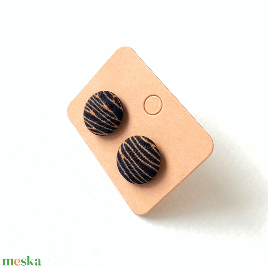 Fekete és narancssárgás csíkos bedugós textilfülbevaló - ékszer - fülbevaló - pötty fülbevaló - Meska.hu