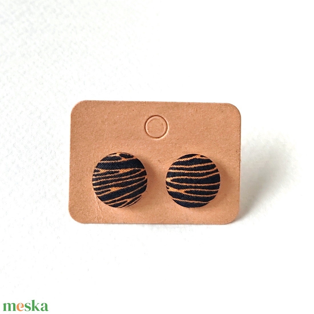 Fekete és narancssárgás csíkos bedugós textilfülbevaló - ékszer - fülbevaló - pötty fülbevaló - Meska.hu