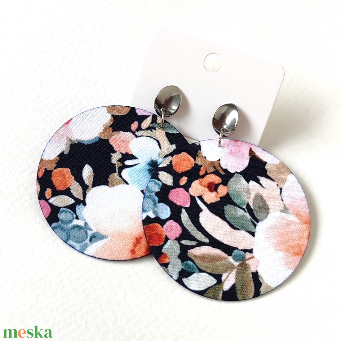 Sötétkék alapon színes virágmintás nagyméretű textilfülbevaló nemesacél bedugós résszel - ékszer - fülbevaló - lógó fülbevaló - Meska.hu
