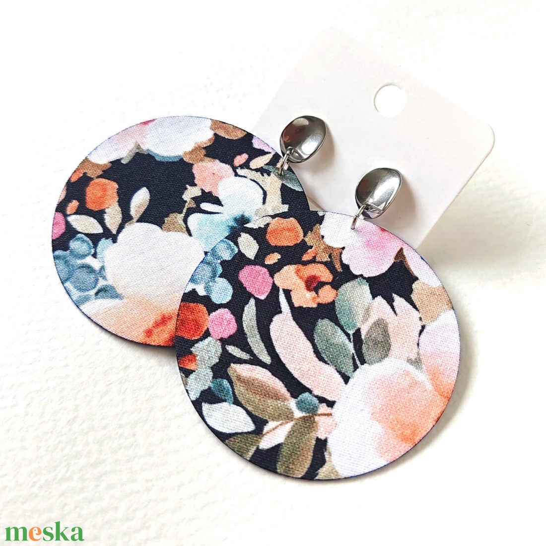 Sötétkék alapon színes virágmintás nagyméretű textilfülbevaló nemesacél bedugós résszel - ékszer - fülbevaló - lógó fülbevaló - Meska.hu