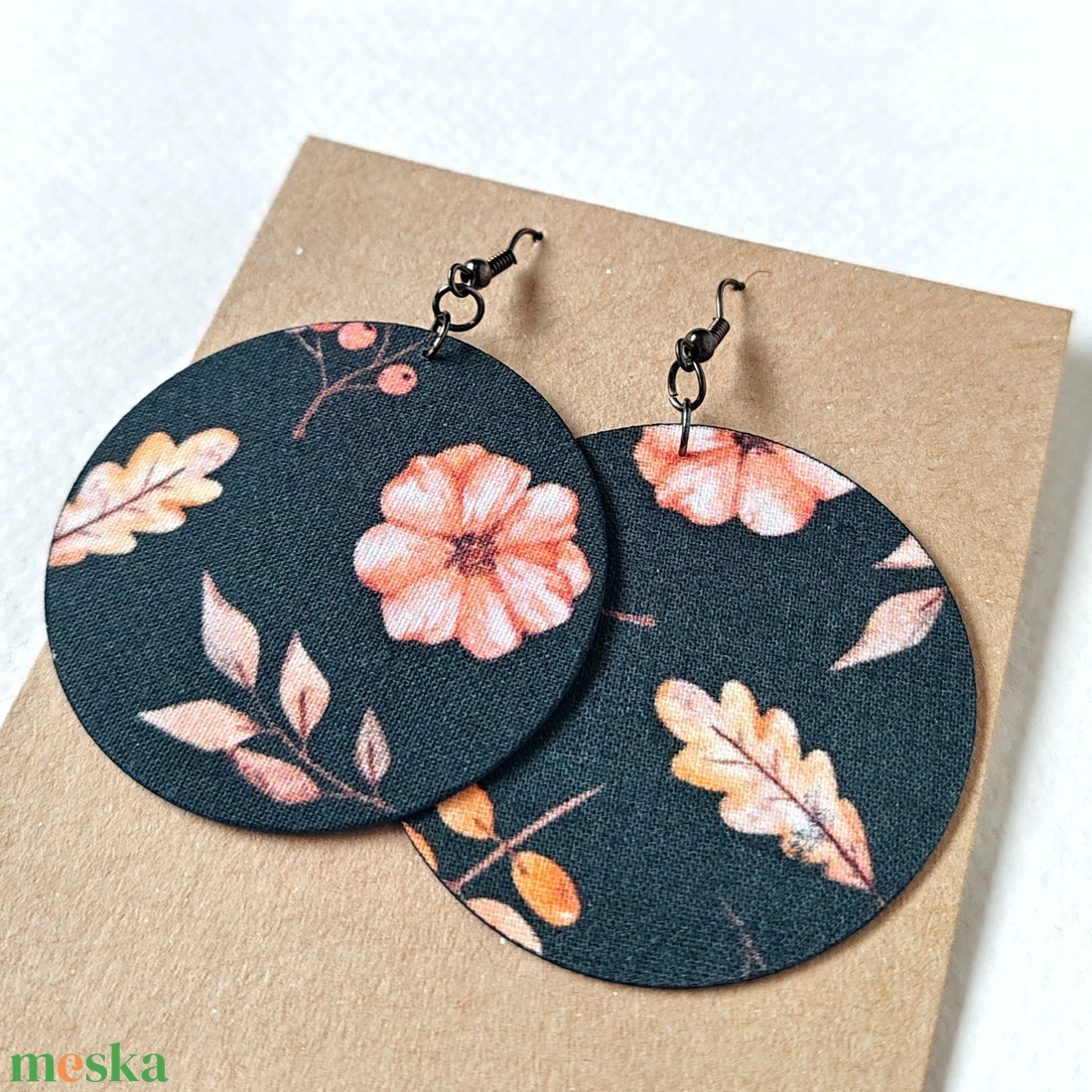Sötétzöld alapon narancsos virágmintás textilfülbevaló - ékszer - fülbevaló - lógó fülbevaló - Meska.hu