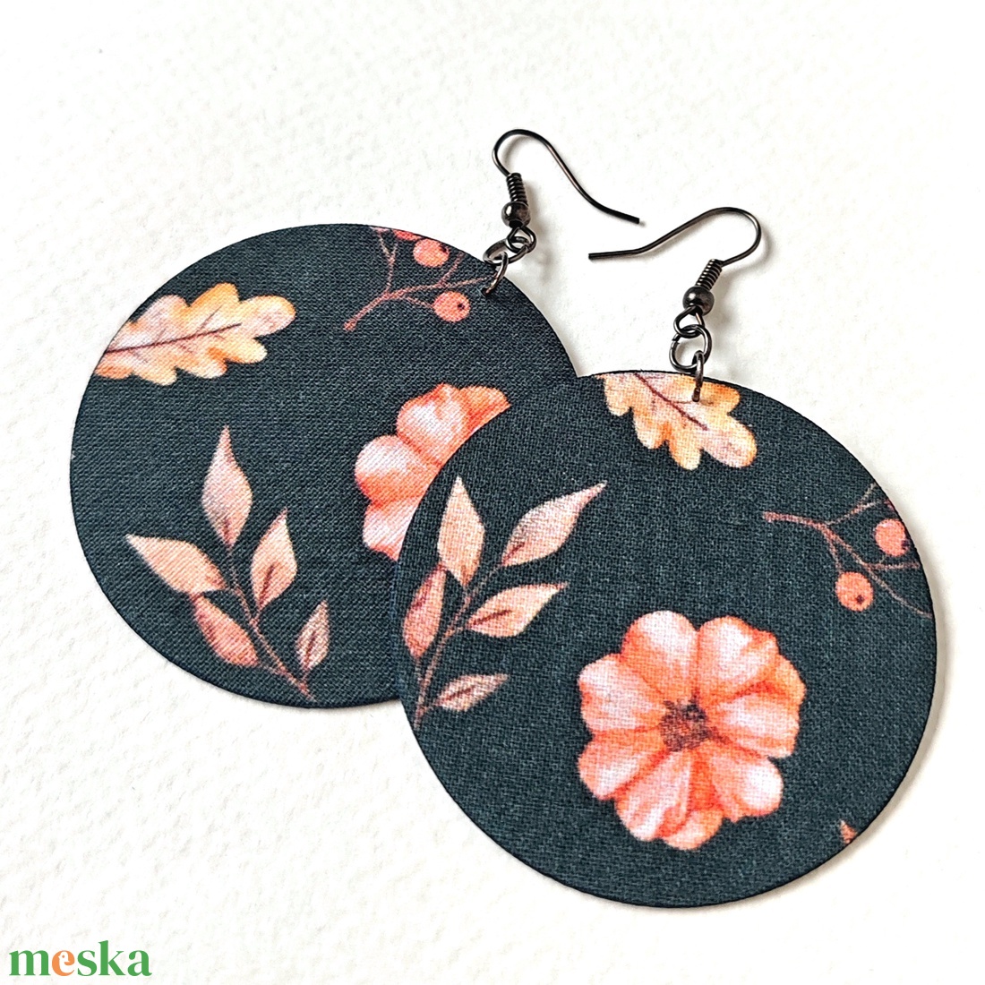 Sötétzöld alapon narancsos virágmintás textilfülbevaló - ékszer - fülbevaló - lógó fülbevaló - Meska.hu