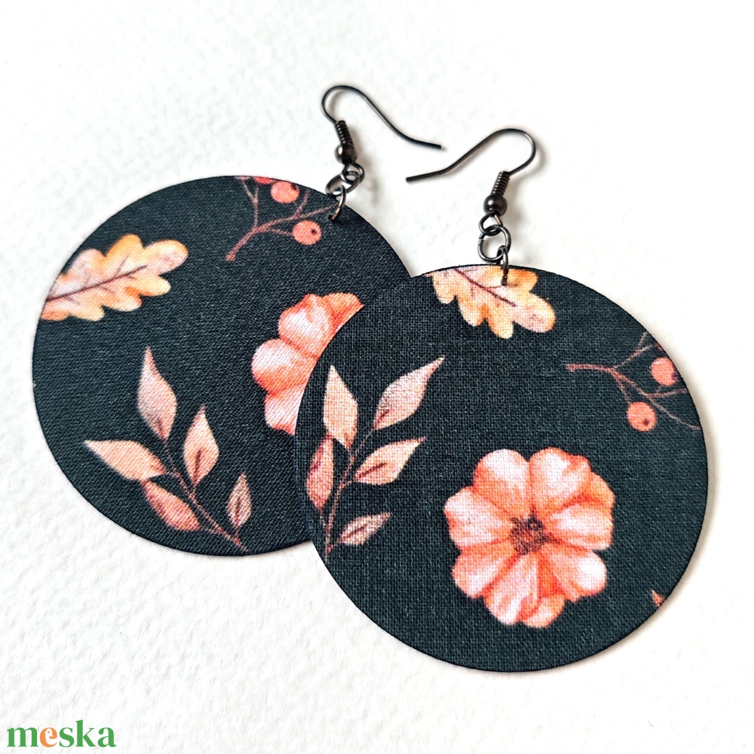 Sötétzöld alapon narancsos virágmintás textilfülbevaló - ékszer - fülbevaló - lógó fülbevaló - Meska.hu