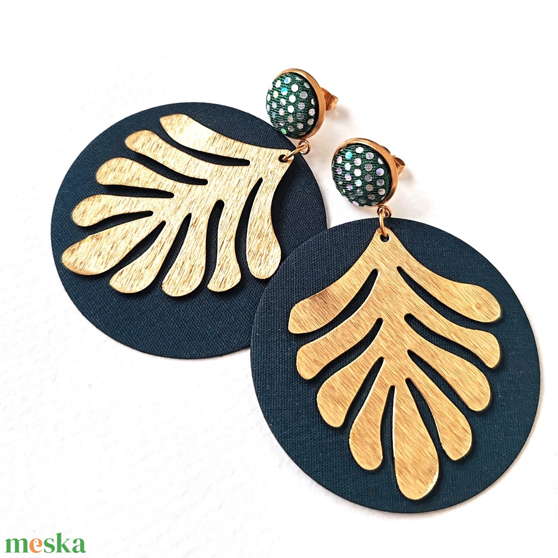 Sötétzöld nagyméretű textilfülbevaló aranyozott nemesacél alkatrészekkel - ékszer - fülbevaló - lógó fülbevaló - Meska.hu