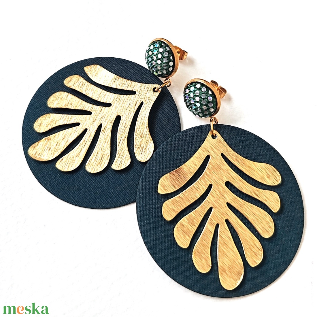 Sötétzöld nagyméretű textilfülbevaló aranyozott nemesacél alkatrészekkel - ékszer - fülbevaló - lógó fülbevaló - Meska.hu