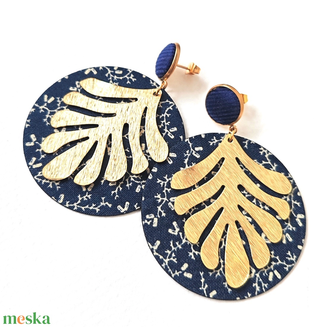 Sötétkék nagyméretű textilfülbevaló aranyozott nemesacél alkatrészekkel - ékszer - fülbevaló - lógó fülbevaló - Meska.hu