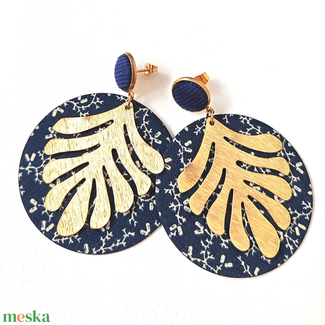 Sötétkék nagyméretű textilfülbevaló aranyozott nemesacél alkatrészekkel - ékszer - fülbevaló - lógó fülbevaló - Meska.hu