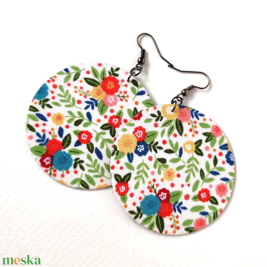 Fehér alapon színes virágmintás textilfülbevaló - ékszer - fülbevaló - lógó fülbevaló - Meska.hu