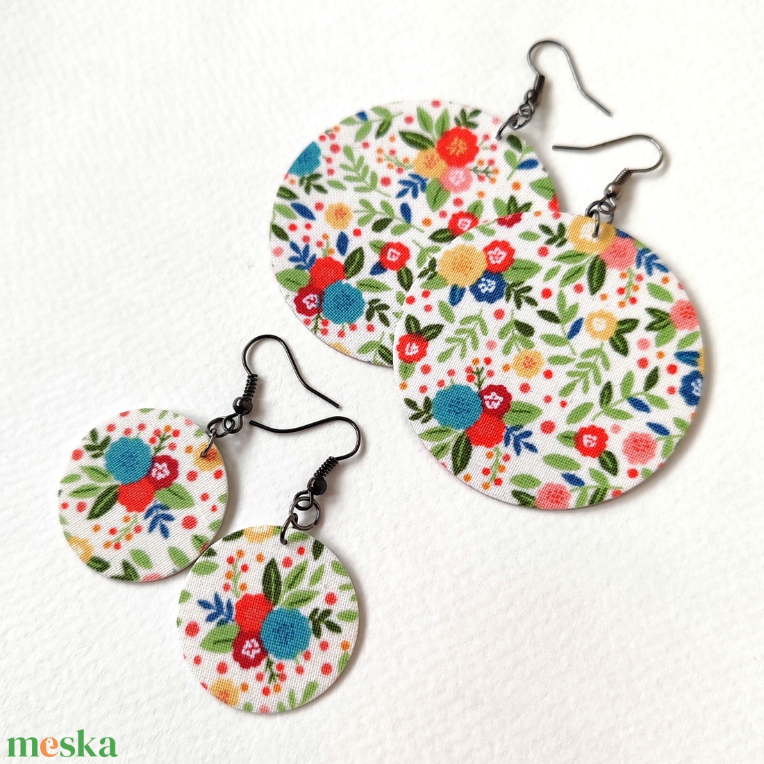 Fehér alapon színes virágmintás textilfülbevaló - ékszer - fülbevaló - lógó fülbevaló - Meska.hu