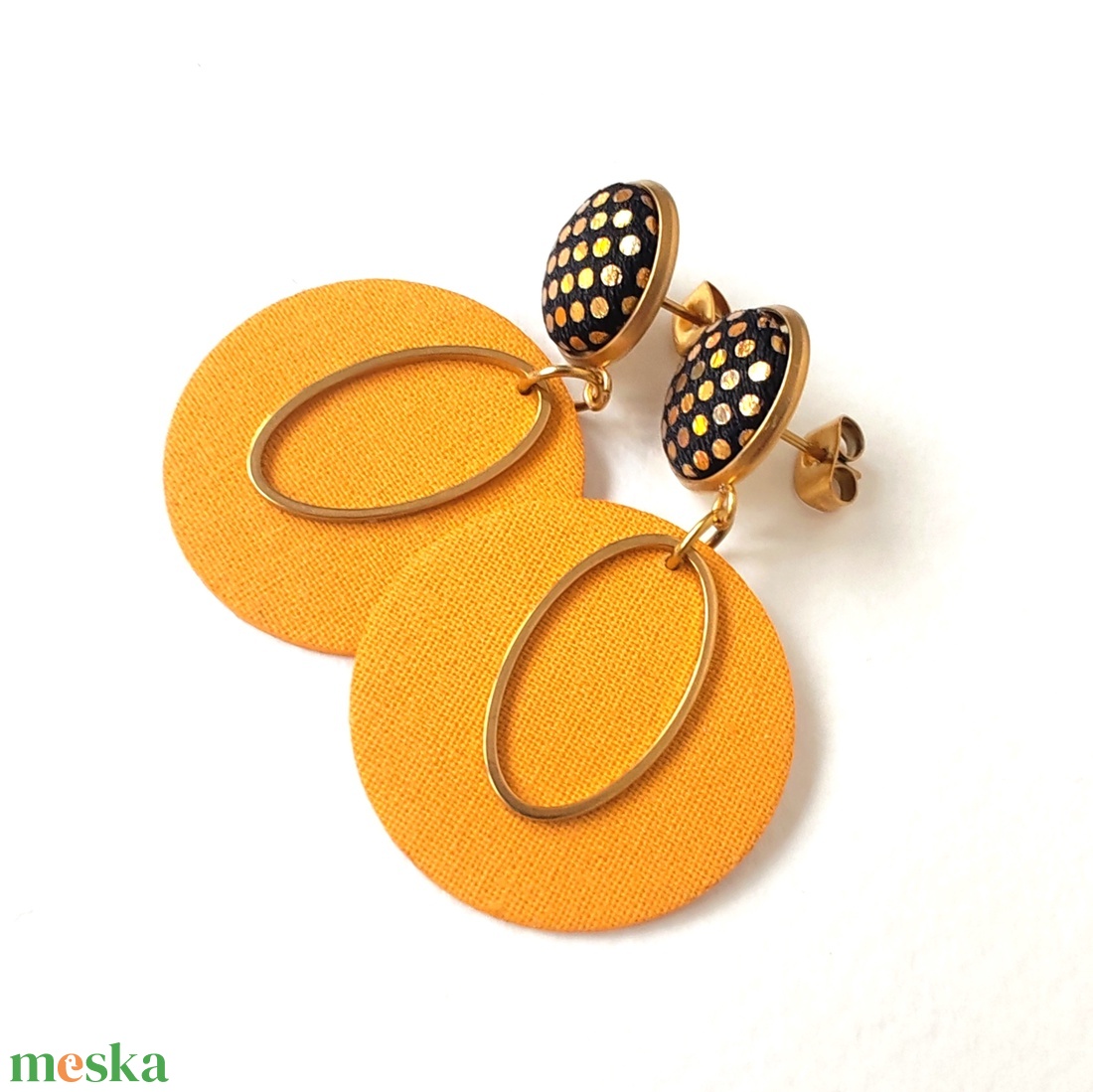 Arany csillogós és okkersárga kisméretű textilfülbevaló ovális nemesacél dísszel - ékszer - fülbevaló - lógó fülbevaló - Meska.hu
