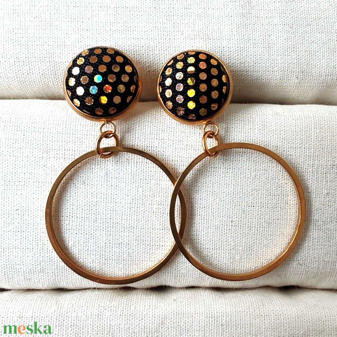 Arany csillogós és kisméretű aranyozott textilfülbevaló nemesacél karikával - ékszer - fülbevaló - lógó fülbevaló - Meska.hu