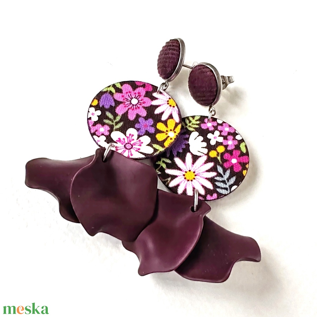 Színes virágmintás textilfülbevaló lila szirmokkal - ékszer - fülbevaló - lógó fülbevaló - Meska.hu