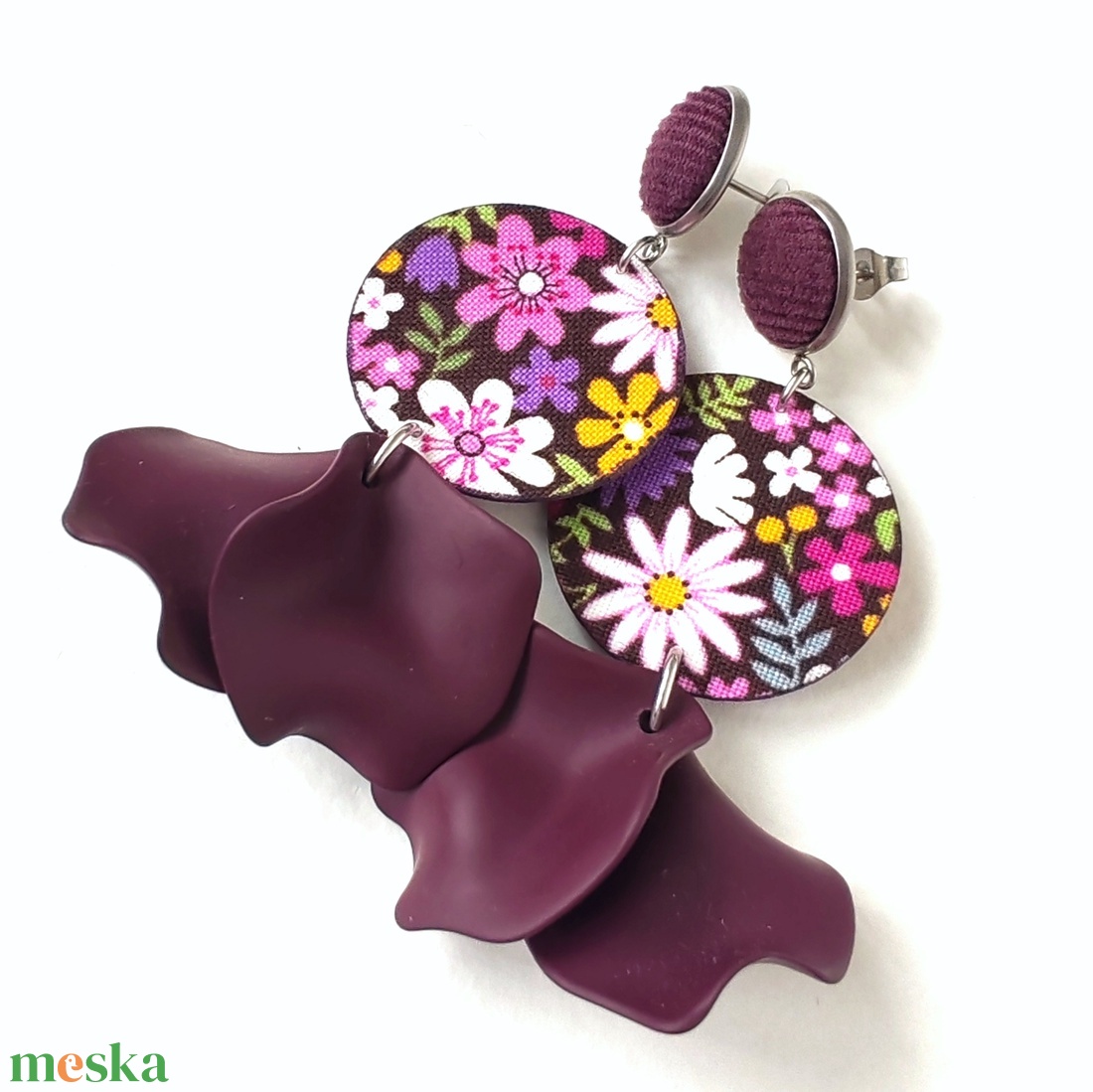 Színes virágmintás textilfülbevaló lila szirmokkal - ékszer - fülbevaló - lógó fülbevaló - Meska.hu