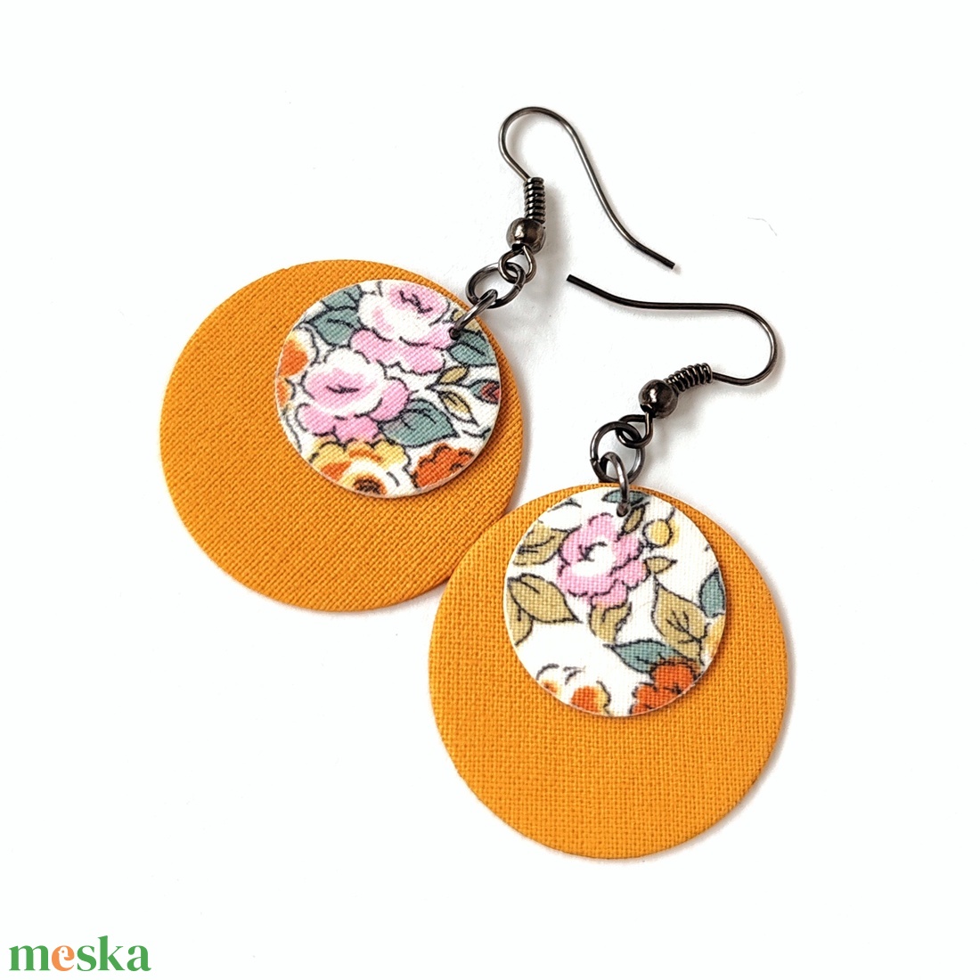 Fekete és virágmintás kisméretű textilfülbevaló - ékszer - fülbevaló - lógó fülbevaló - Meska.hu