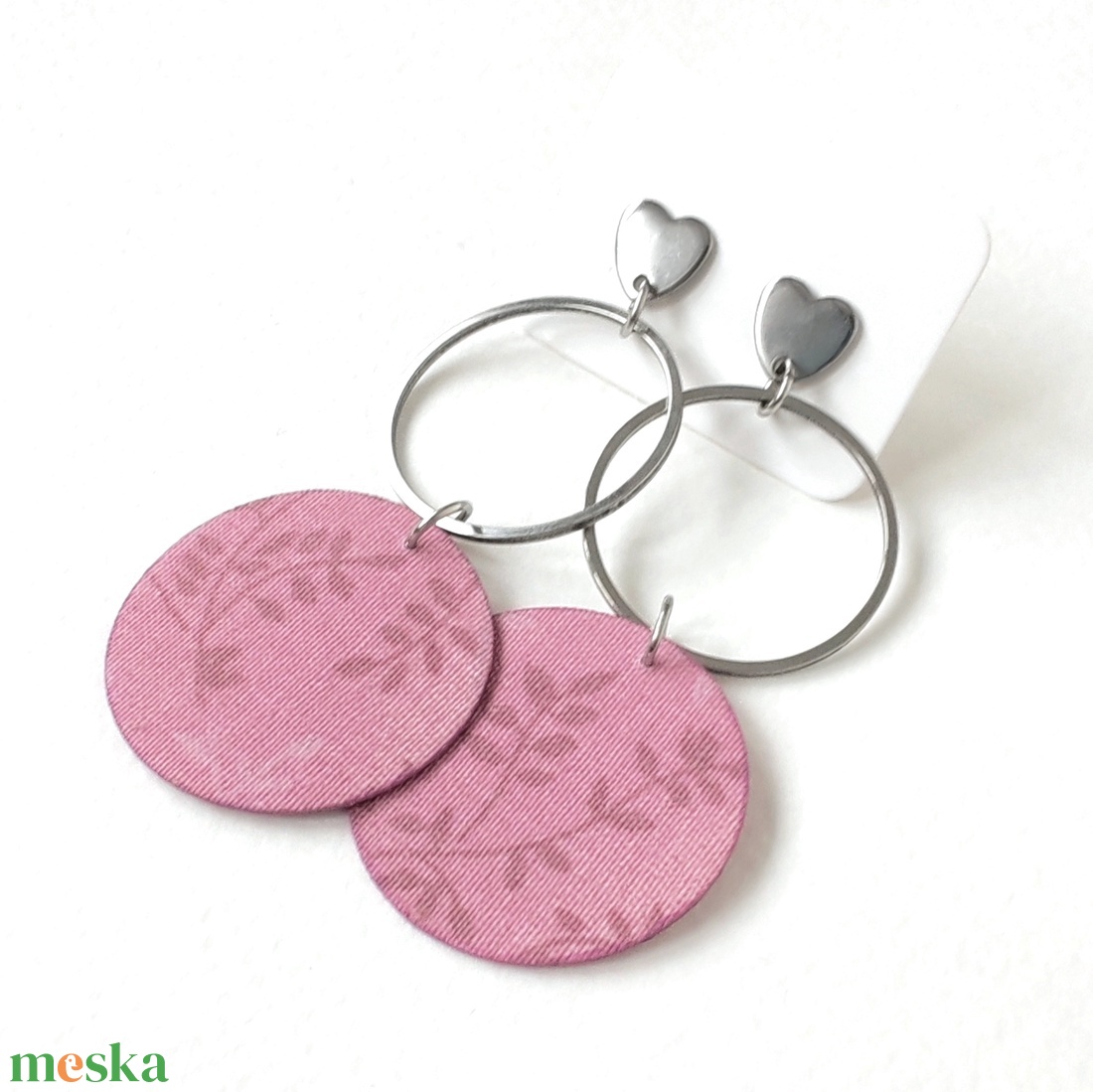 Halvány rózsaszín mintás textilfülbevaló nemesacél alkatrészekkel - ékszer - fülbevaló - lógó fülbevaló - Meska.hu
