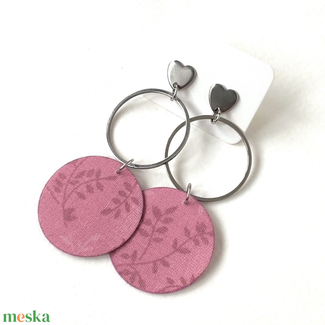 Halvány rózsaszín mintás textilfülbevaló nemesacél alkatrészekkel - ékszer - fülbevaló - lógó fülbevaló - Meska.hu