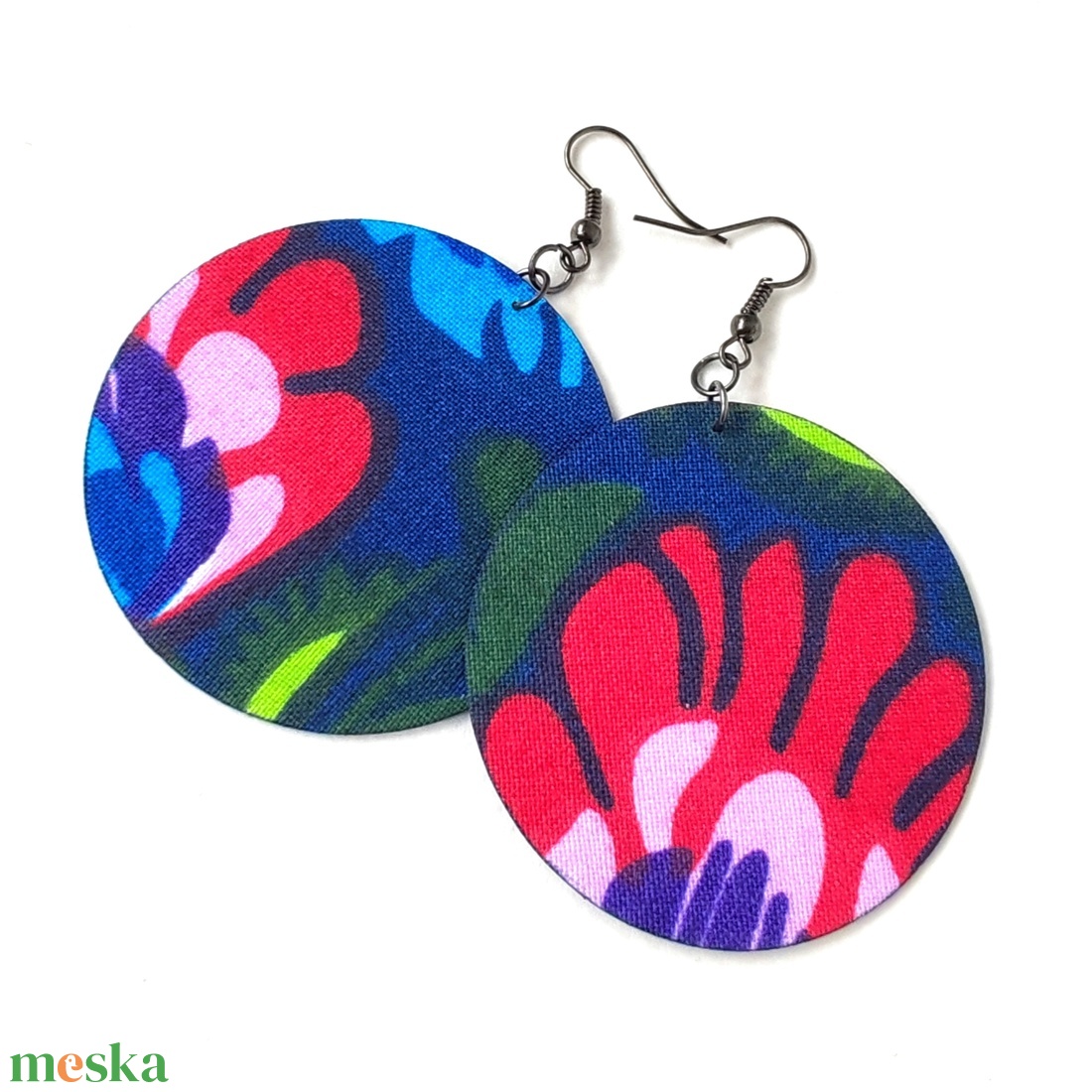 Élénk kék alapon nagy virágos színes textilfülbevaló - ékszer - fülbevaló - lógó fülbevaló - Meska.hu