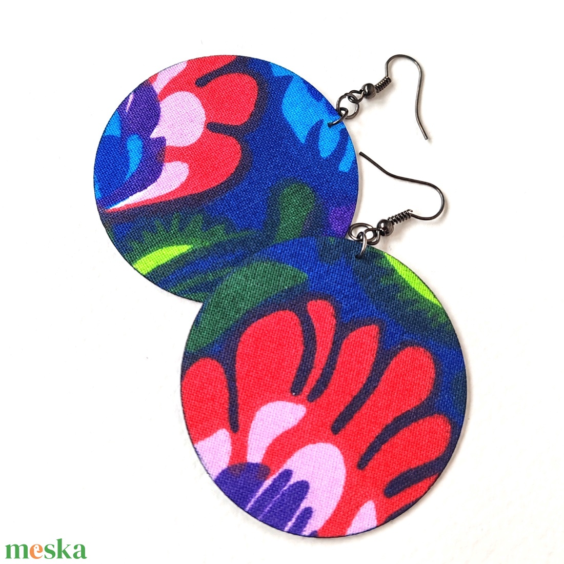 Élénk kék alapon nagy virágos színes textilfülbevaló - ékszer - fülbevaló - lógó fülbevaló - Meska.hu