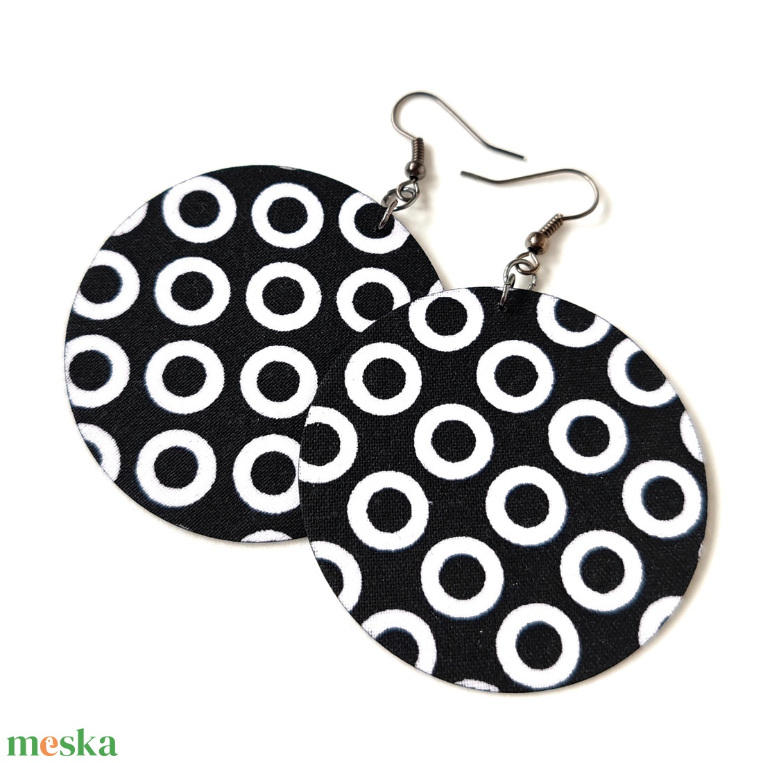 Fekete alapon pöttyös textilfülbevaló - ékszer - fülbevaló - lógó fülbevaló - Meska.hu