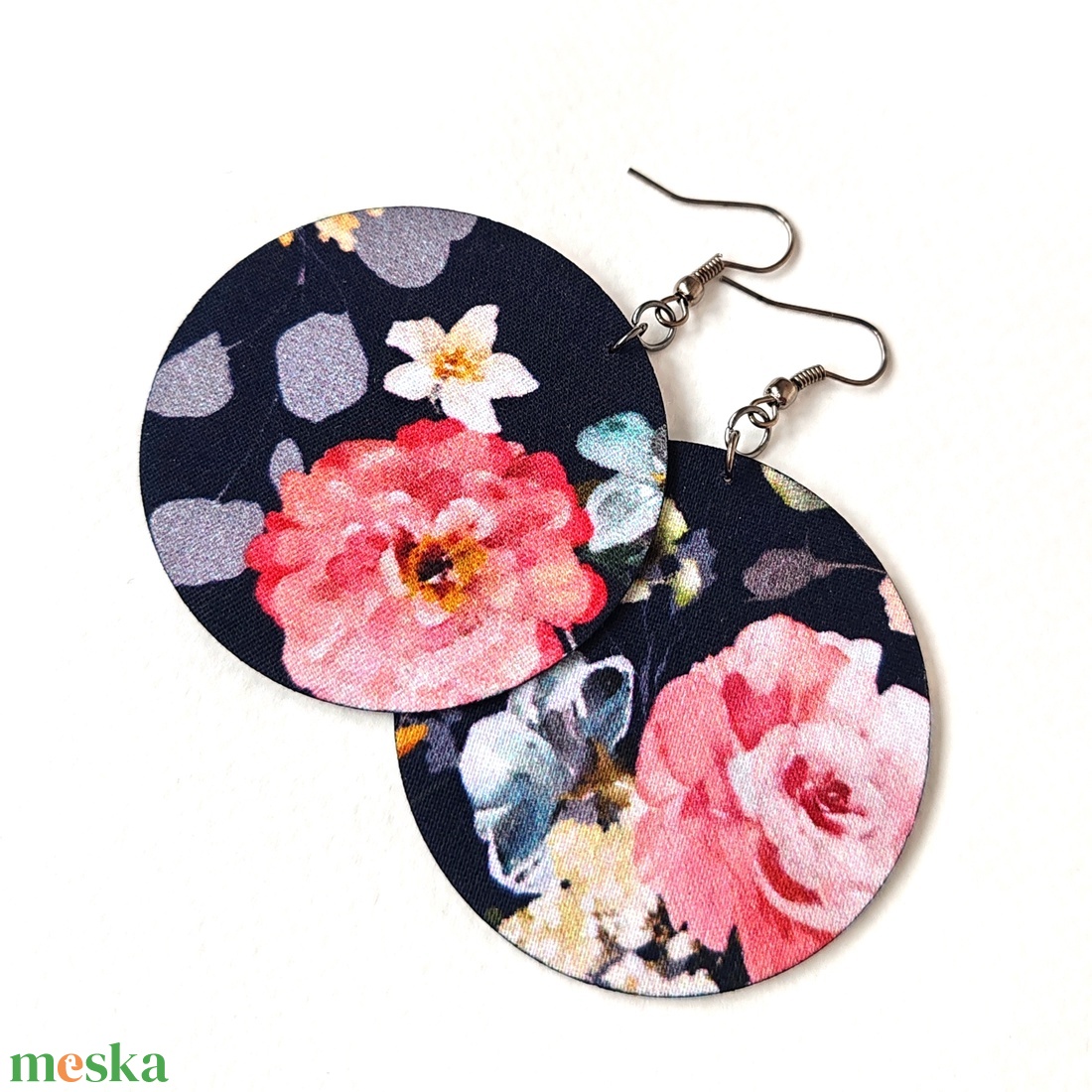 Sötétkék alapon nagy virágos textilfülbevaló - ékszer - fülbevaló - lógó fülbevaló - Meska.hu
