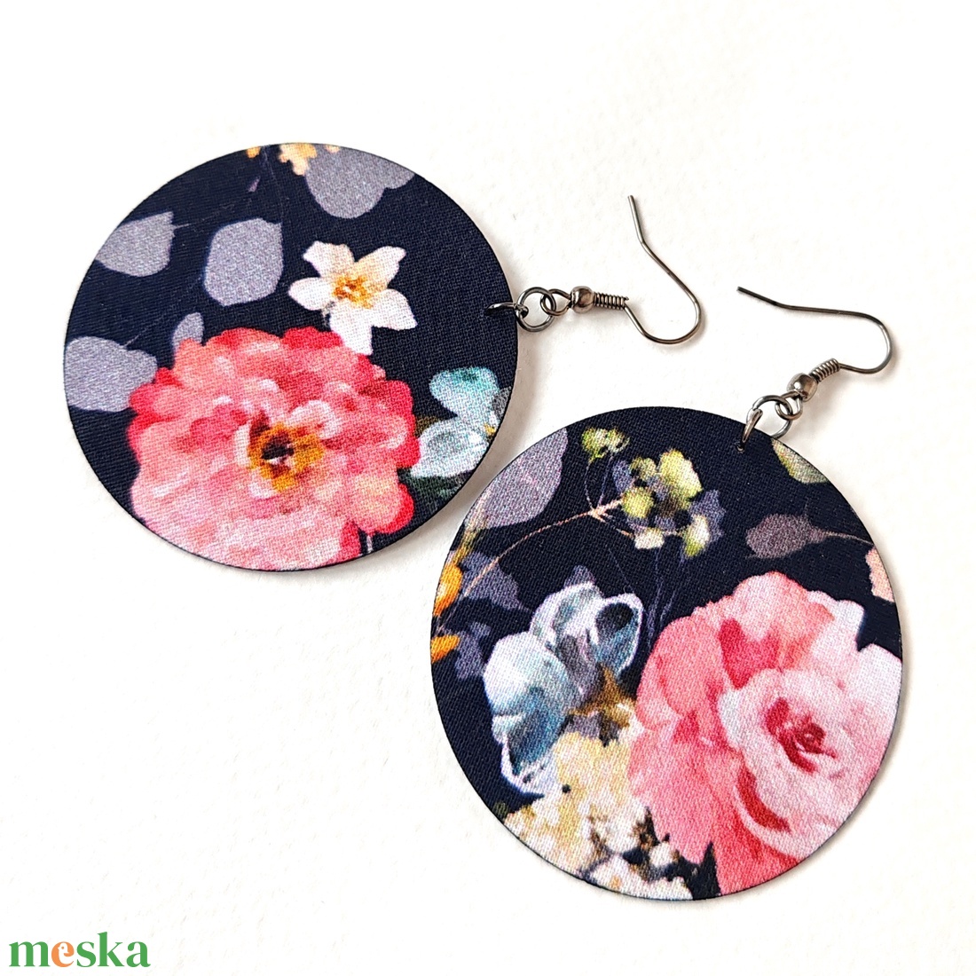 Sötétkék alapon nagy virágos textilfülbevaló - ékszer - fülbevaló - lógó fülbevaló - Meska.hu