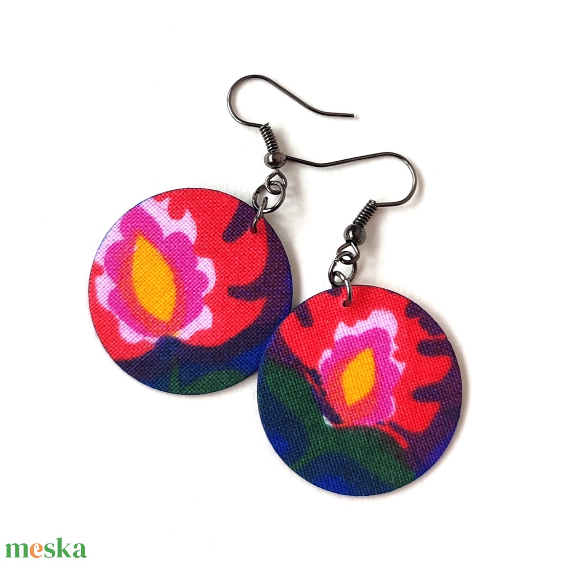 Sötétkék alapon élénk virágmintás textilfülbevaló - ékszer - fülbevaló - lógó fülbevaló - Meska.hu