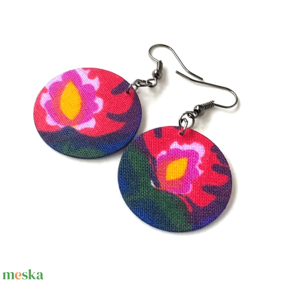 Sötétkék alapon élénk virágmintás textilfülbevaló - ékszer - fülbevaló - lógó fülbevaló - Meska.hu