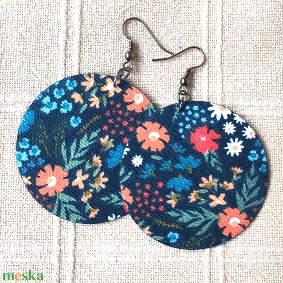 Kék alapon virágmintás textilfülbevaló - ékszer - fülbevaló - lógó fülbevaló - Meska.hu