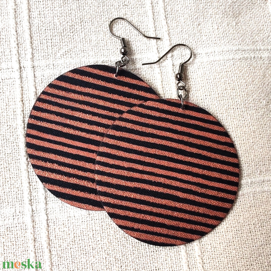 Bronzos, barna és fekete csíkos textilfülbevaló - ékszer - fülbevaló - lógó fülbevaló - Meska.hu