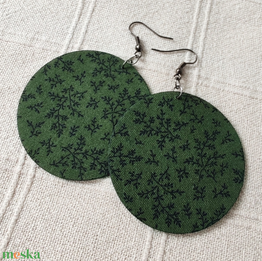 Sötétzöld alapon apró növényi mintás textilfülbevaló - ékszer - fülbevaló - lógó fülbevaló - Meska.hu
