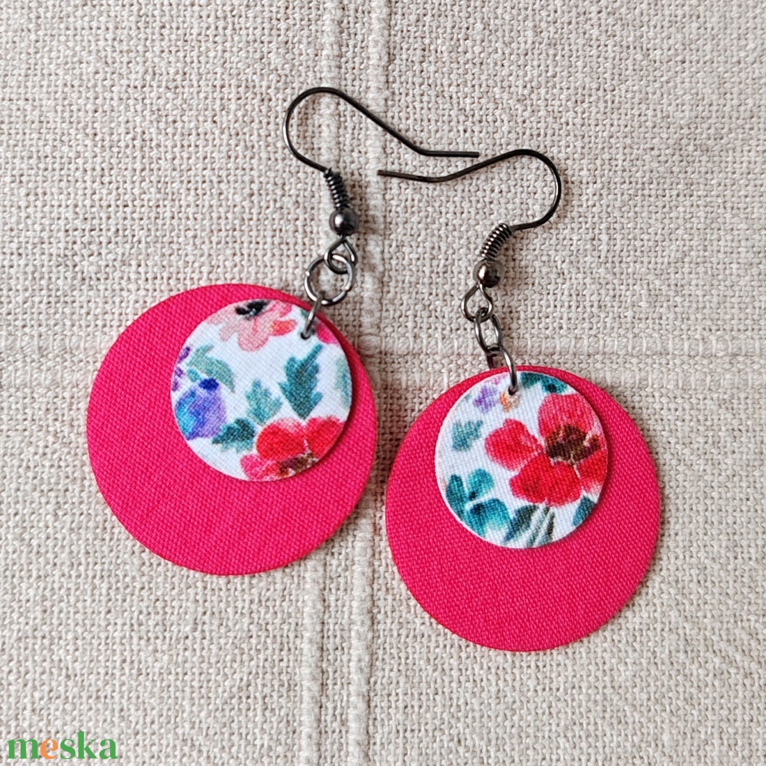 Pink és virágmintás kisméretű textilfülbevaló - ékszer - fülbevaló - lógó fülbevaló - Meska.hu