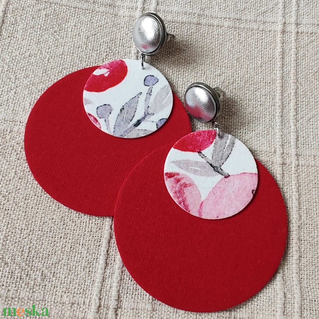 Piros és mintás nagyméretű textilfülbevaló ezüst textil bedugós résszel - ékszer - fülbevaló - lógó fülbevaló - Meska.hu