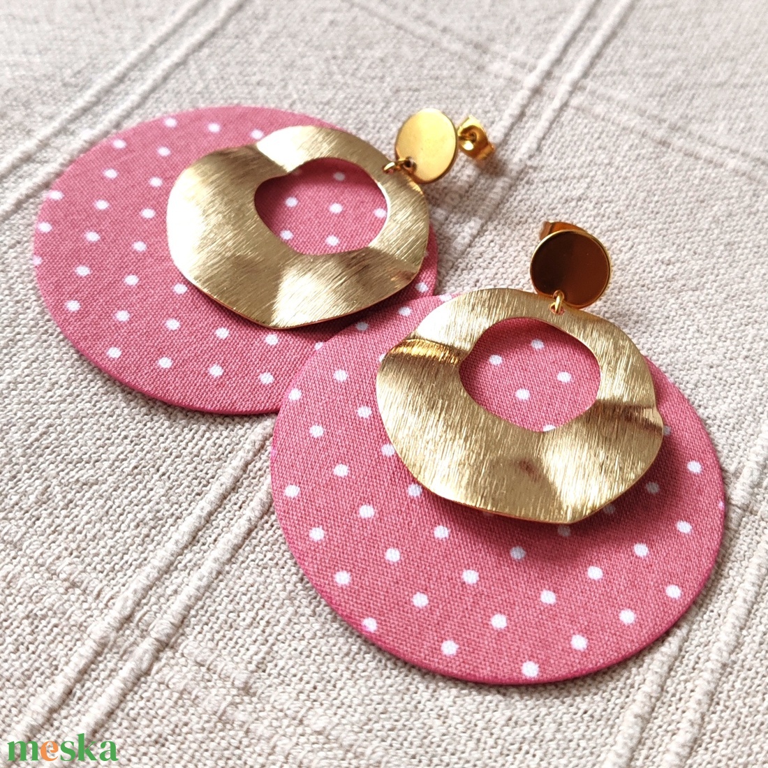 Pöttyös rózsaszín nagyméretű textilfülbevaló aranyozott nemesacél alkatrészekkel - ékszer - fülbevaló - lógó fülbevaló - Meska.hu