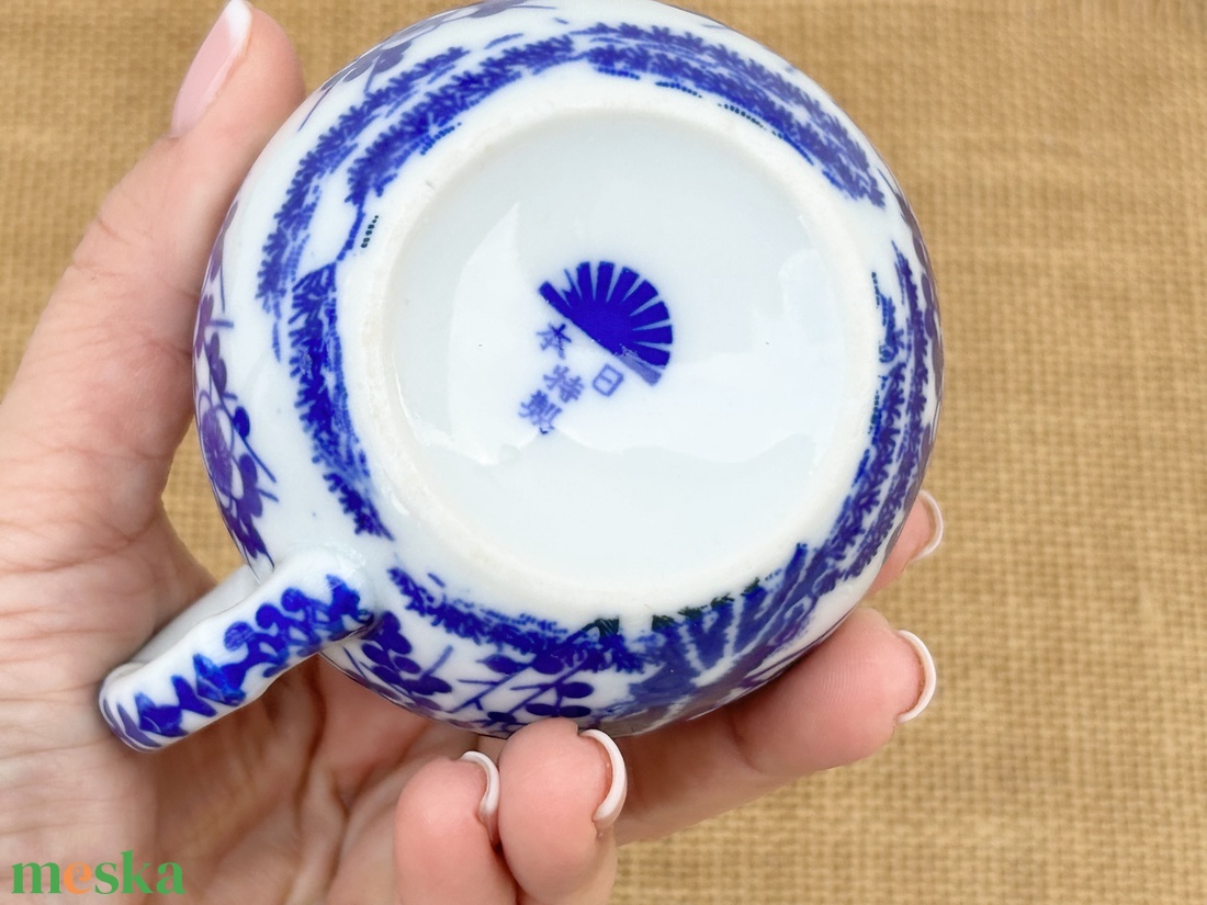 Szójaviasz gyertya 1 kanóccal bazsarózsával, kék japán cseresznyevirág mintás tejkiöntőbe öntve - otthon & életmód - gyertya, illat, aroma - gyertya - Meska.hu
