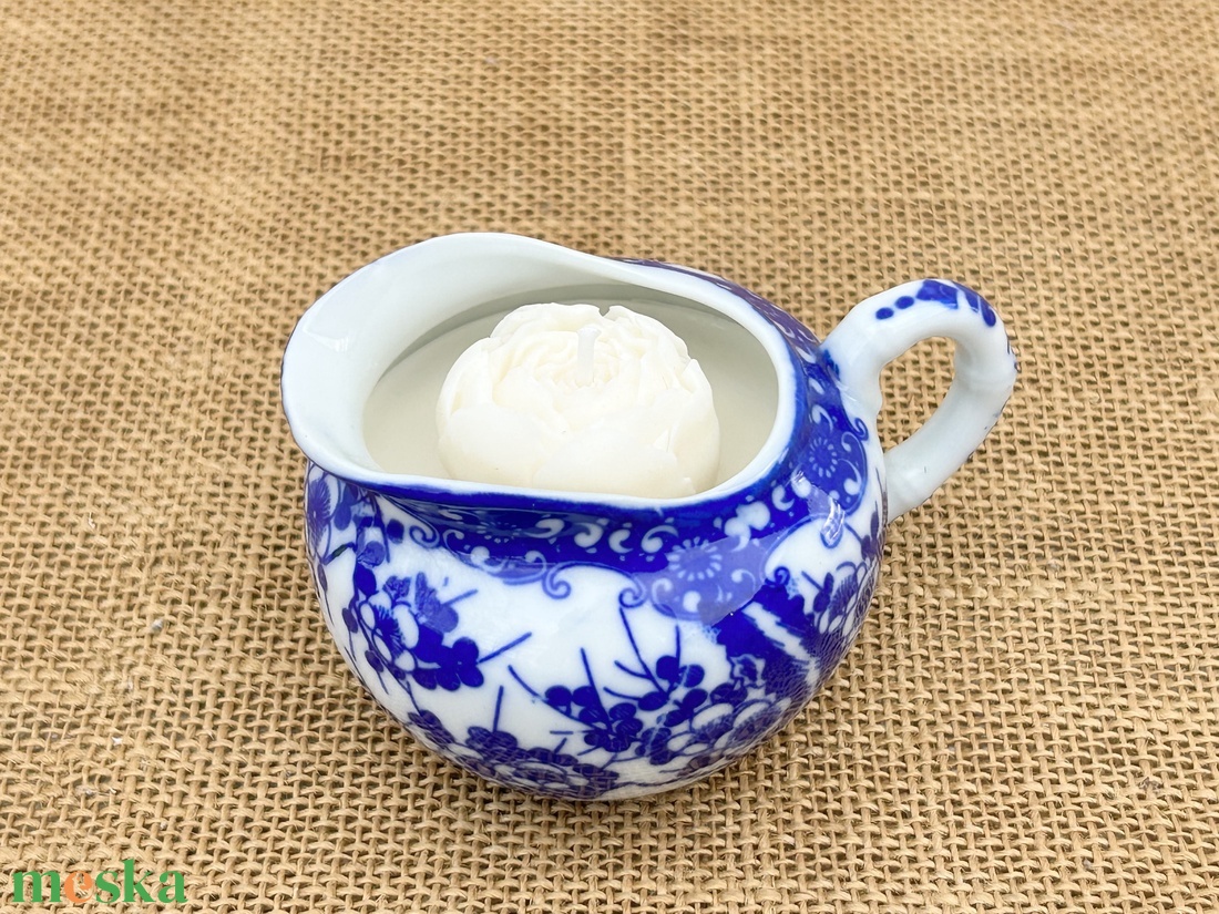 Szójaviasz gyertya 1 kanóccal bazsarózsával, kék japán cseresznyevirág mintás tejkiöntőbe öntve - otthon & életmód - gyertya, illat, aroma - gyertya - Meska.hu