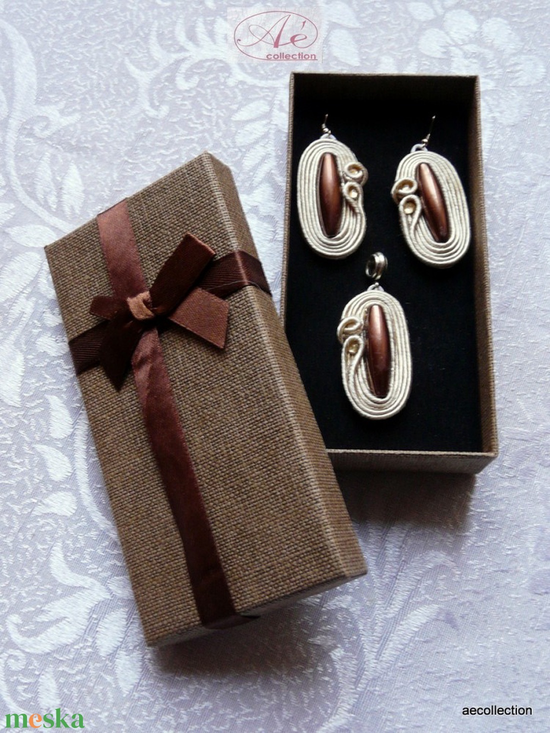 Egyedi sujtás ékszergarnitúra, díszdobozban - ékszer - ékszerszett - Meska.hu