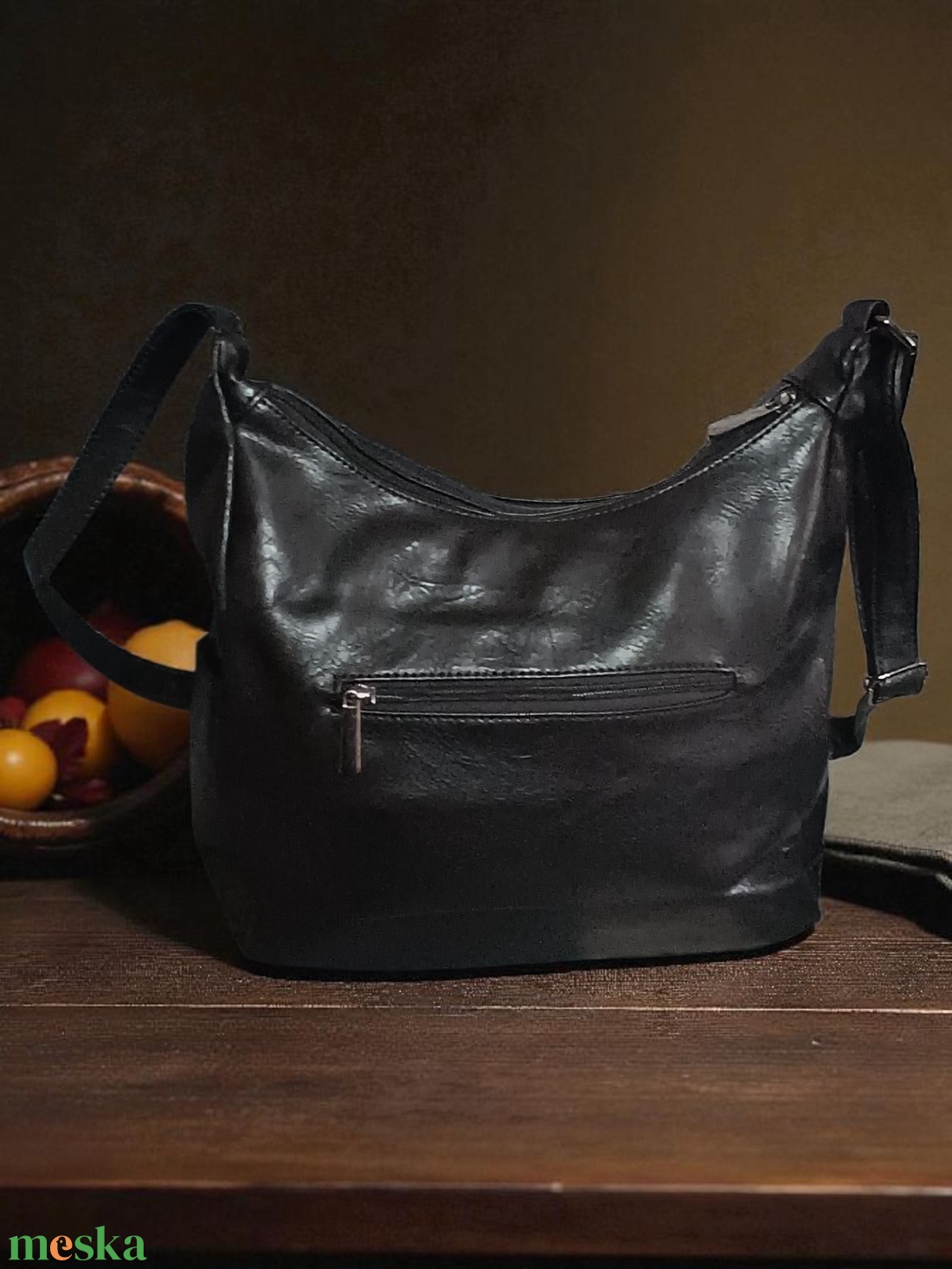 Sok zsebes, műbőr válltáska, kézzel festett, egyedi mintával - táska & tok - kézitáska & válltáska - vállon átvethető táska - Meska.hu