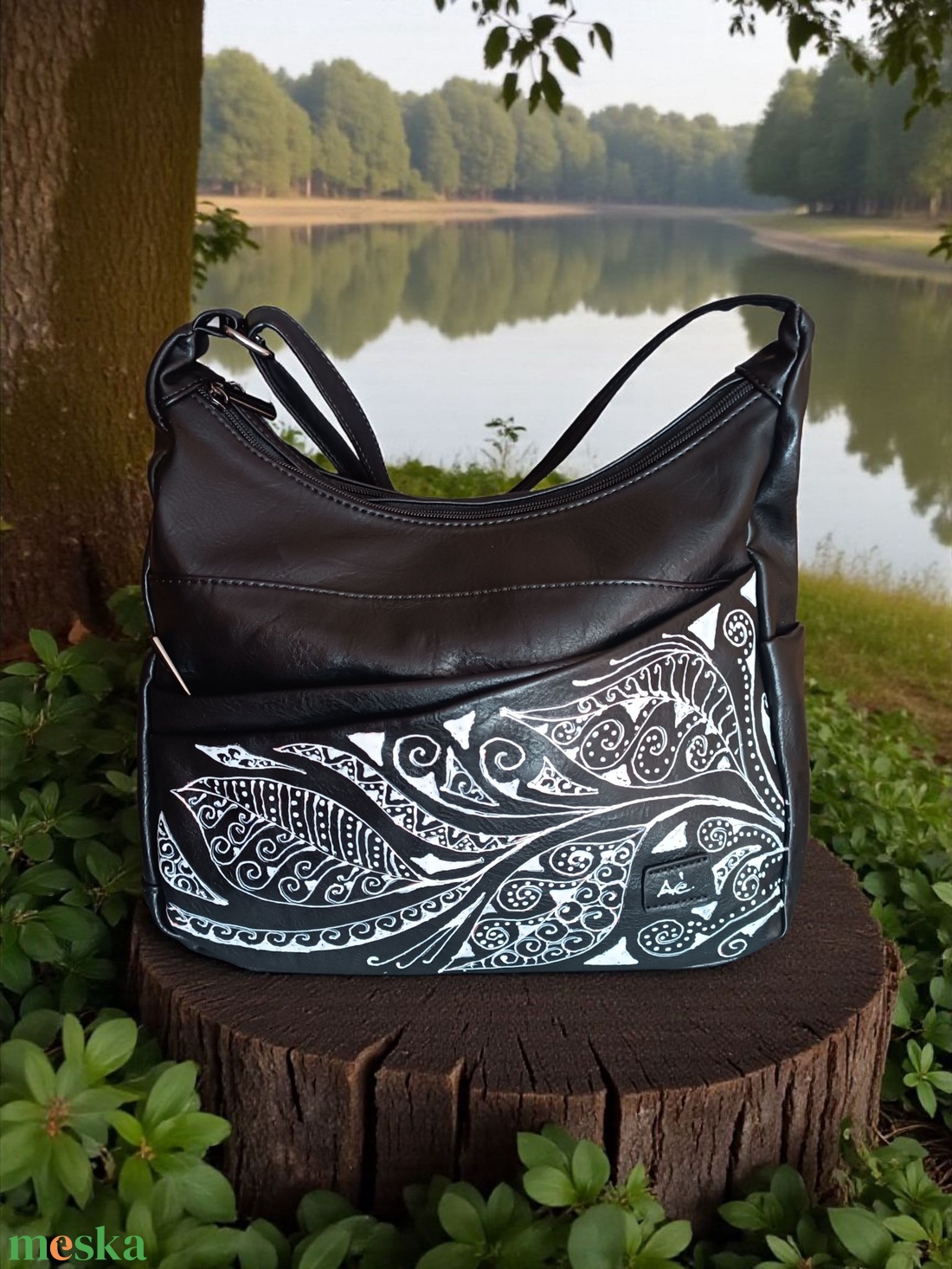 Sok zsebes, műbőr válltáska, kézzel festett, egyedi mintával - táska & tok - kézitáska & válltáska - vállon átvethető táska - Meska.hu