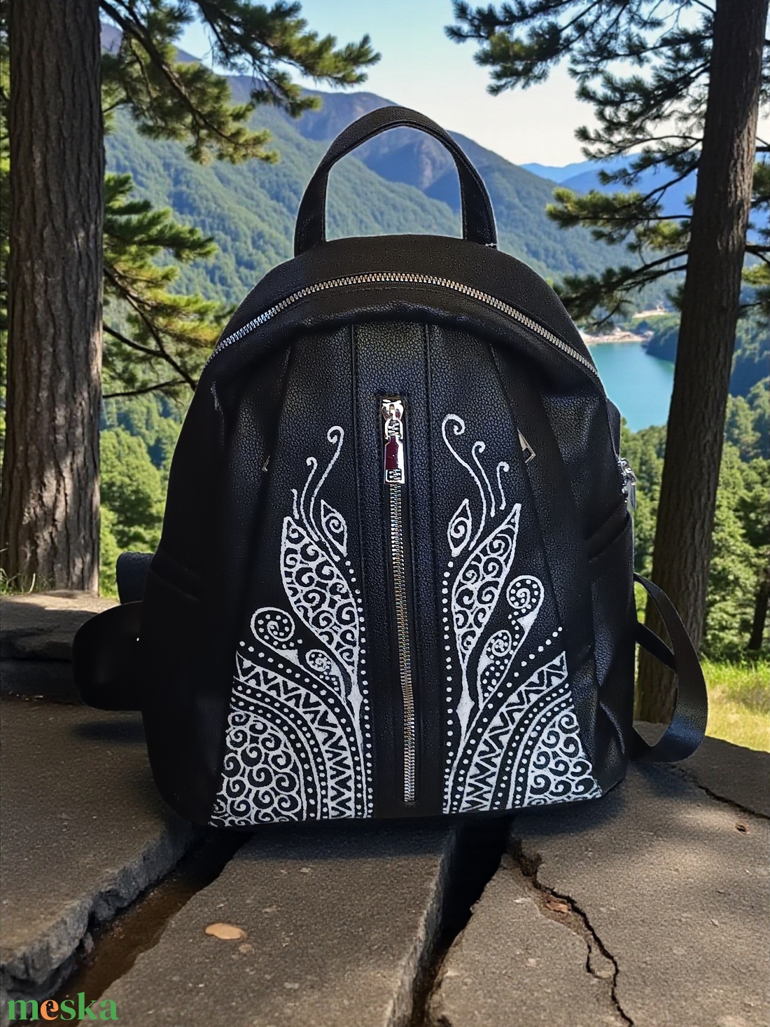 Fekete műbőr hátitáska. Az elején kézzel festett, egyedi mintával - táska & tok - hátizsák - hátizsák - Meska.hu