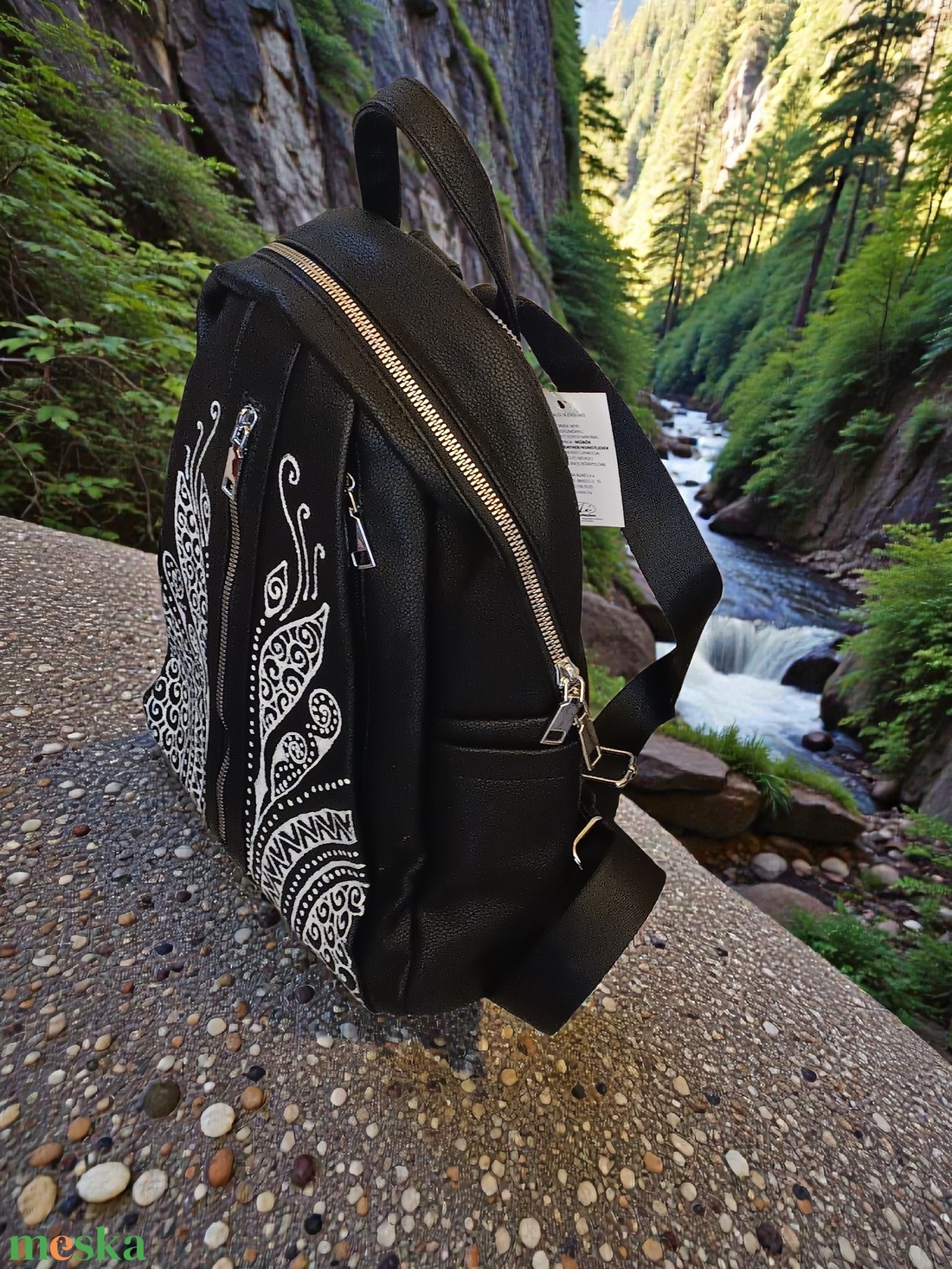 Fekete műbőr hátitáska. Az elején kézzel festett, egyedi mintával - táska & tok - hátizsák - hátizsák - Meska.hu