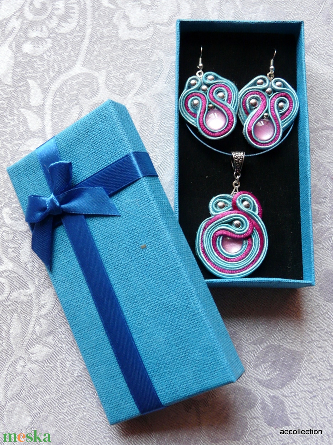 Egyedi sujtás ékszergarnitúra, díszdobozban - ékszer - ékszerszett - Meska.hu