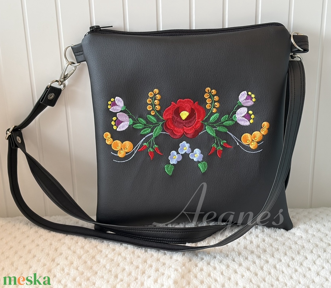 Kalocsai kistáska - táska & tok - kézitáska & válltáska - vállon átvethető táska - Meska.hu