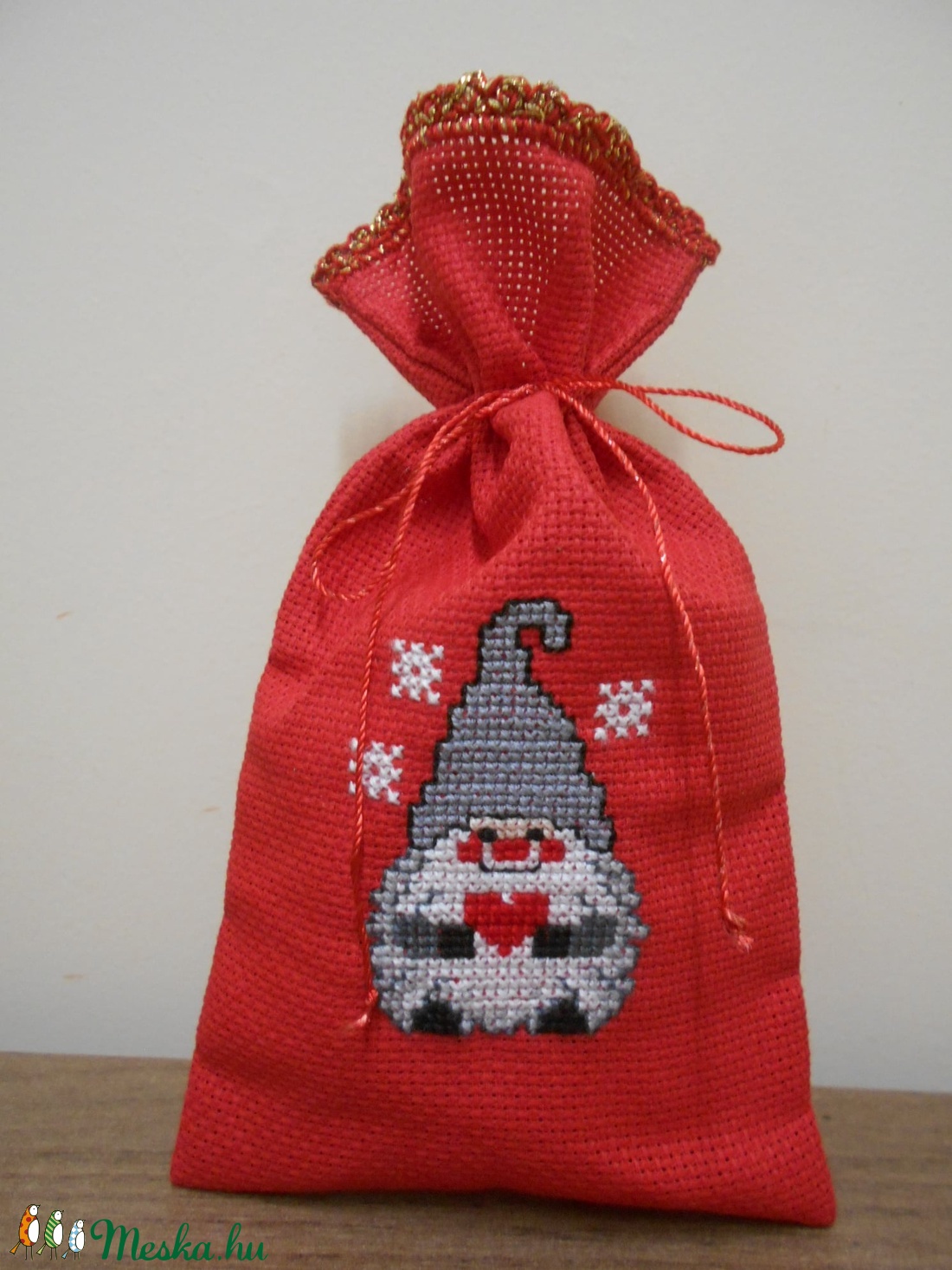 Ajándéktasak, piros zsákocska, manó mintával- Meska.hu
