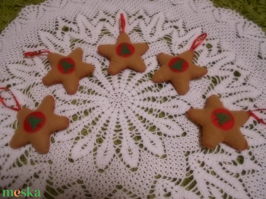 Filc csillag karácsonyfadísz, keresztszemes betéttel - karácsony - karácsonyi lakásdekoráció - karácsonyfadíszek - Meska.hu