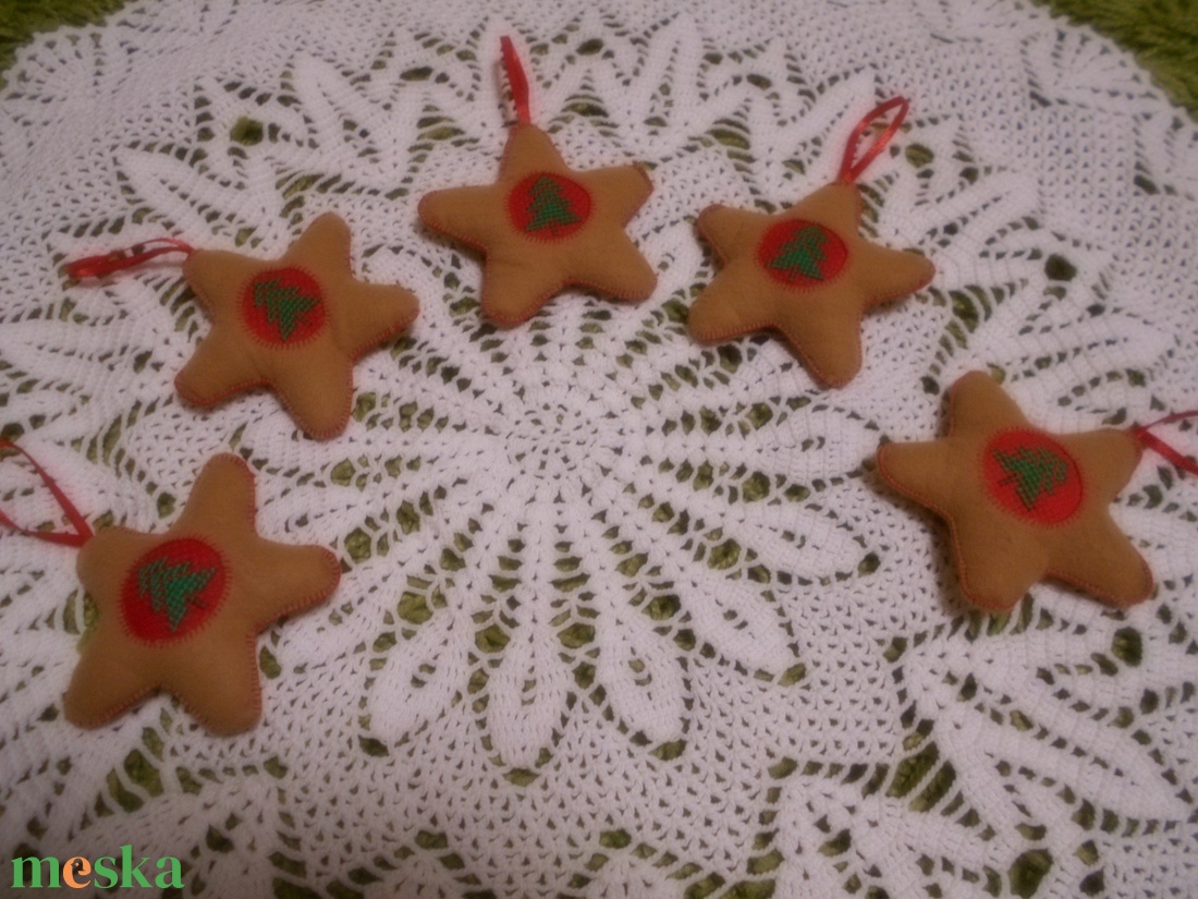 Filc csillag karácsonyfadísz, keresztszemes betéttel - karácsony - karácsonyi lakásdekoráció - karácsonyfadíszek - Meska.hu