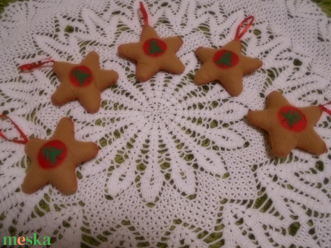 Filc csillag karácsonyfadísz, keresztszemes betéttel - karácsony - karácsonyi lakásdekoráció - karácsonyfadíszek - Meska.hu