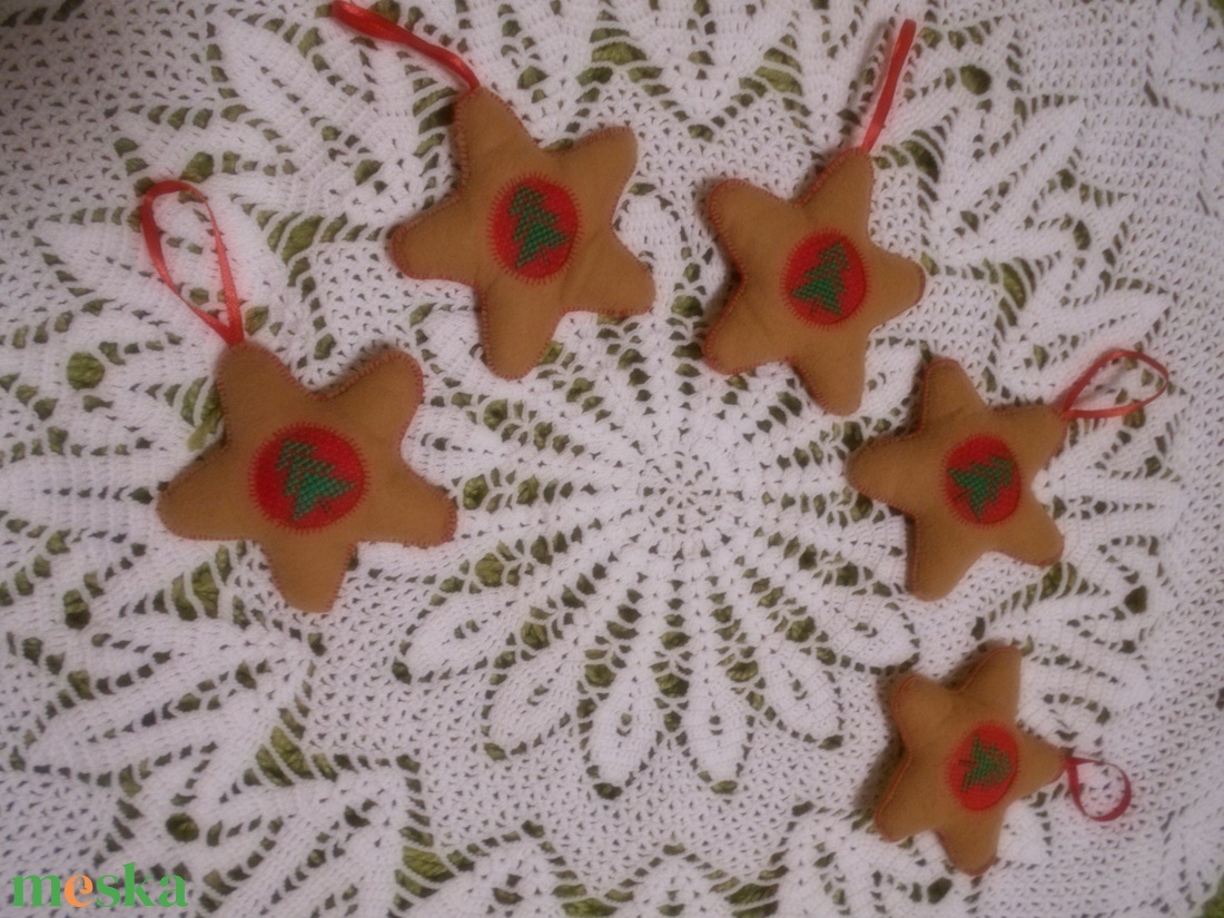 Filc csillag karácsonyfadísz, keresztszemes betéttel - karácsony - karácsonyi lakásdekoráció - karácsonyfadíszek - Meska.hu