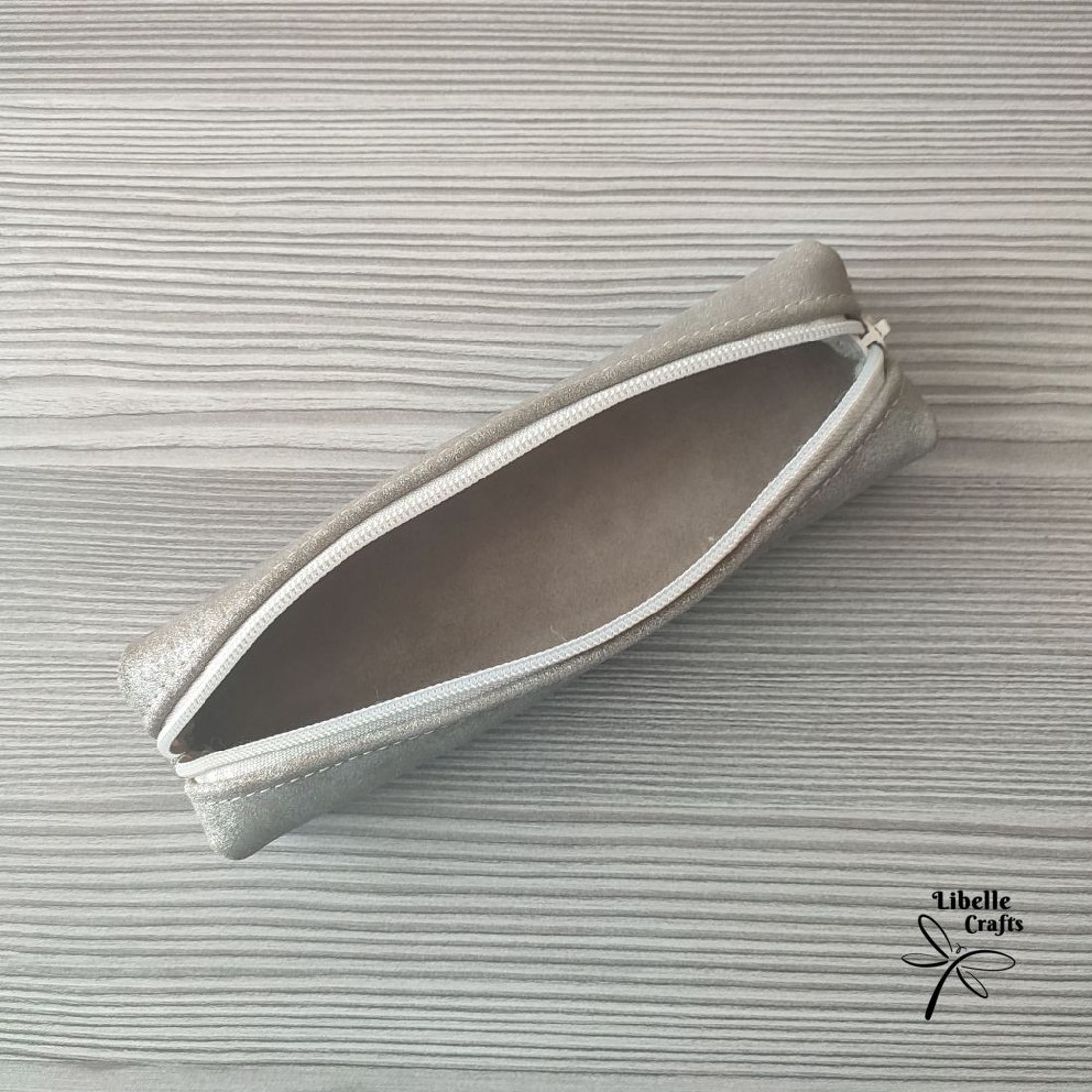 Csillámos szürke bőrből készült tolltartó - otthon & életmód - papír, írószer - tolltartó & ceruzatekercs - Meska.hu