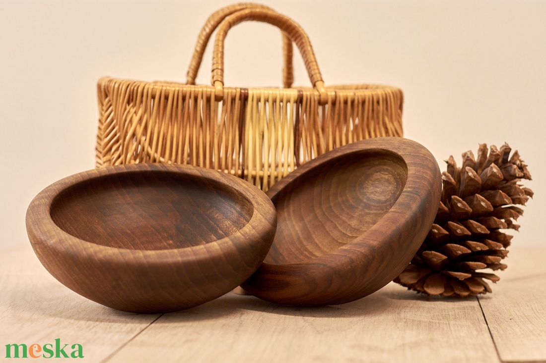 Esztergált dió fa tál - otthon & életmód - dekoráció - asztal és polc dekoráció - dekorációs tál, tartó - Meska.hu